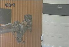 LH2 vent arm, Pad A, STS-117.jpg