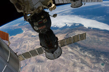 800px-Soyuz_TMA-13M_above_California-Nevada.jpg