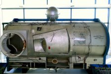 Skylab_Airlock_Module_-_Evergreen_Aviation_&_Space_Museum_-_McMinnville,_Oregon_-_DSC00819.jpg