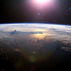 Really shows how thin that atmosphere is.
Unfortunelly there was a big blue thing with clouds on it in the way of this picture ;)